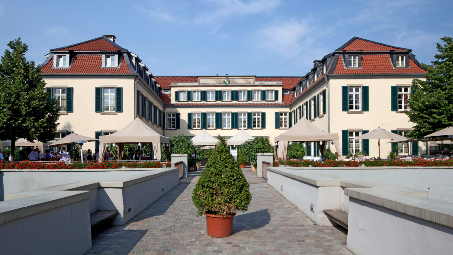 Blick auf die Front mit Eingansbereich von Schloss Berge in Gelsenkirchen