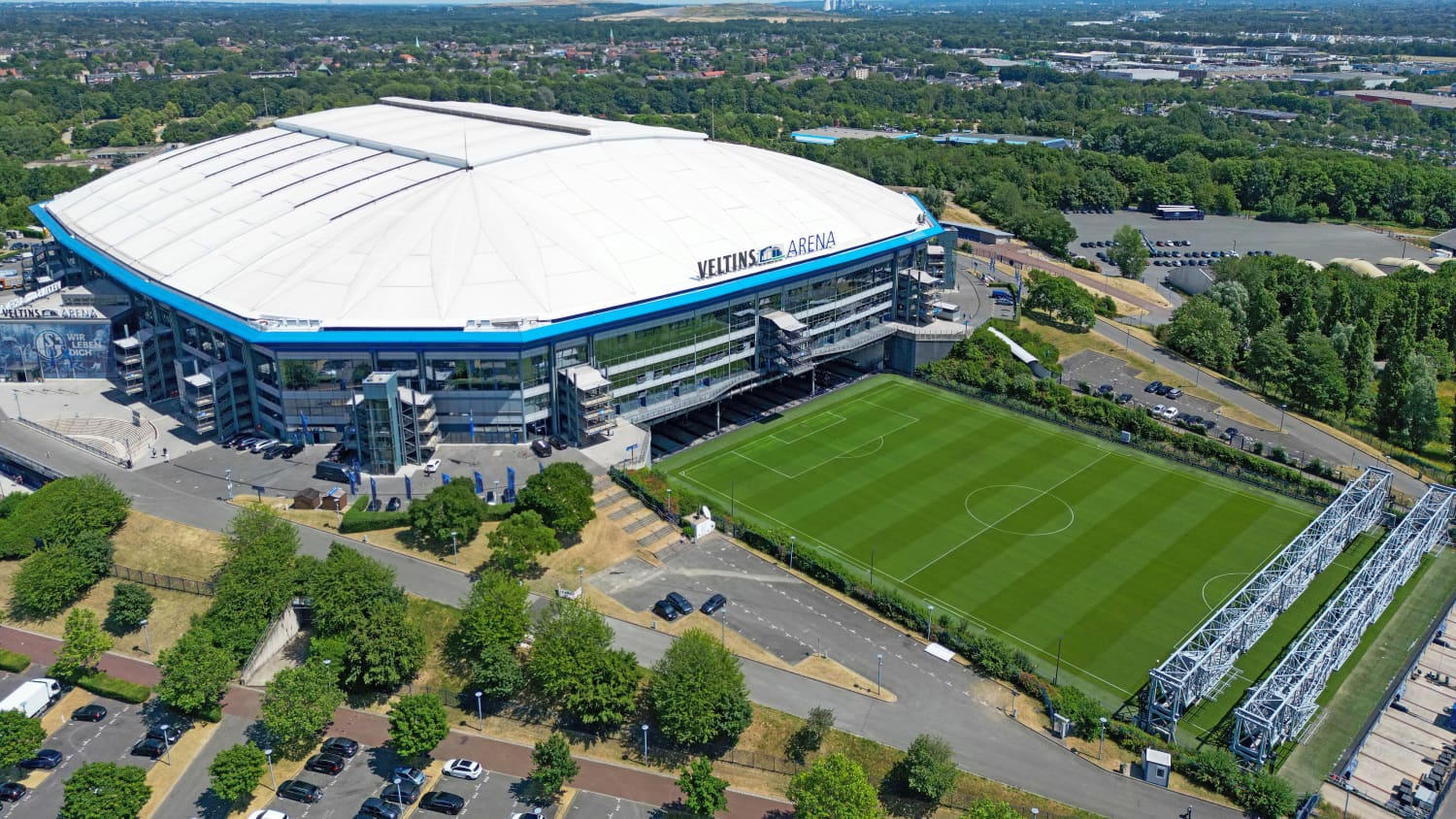Blick von oben auf die Veltins Arena in Gelsenkirchen