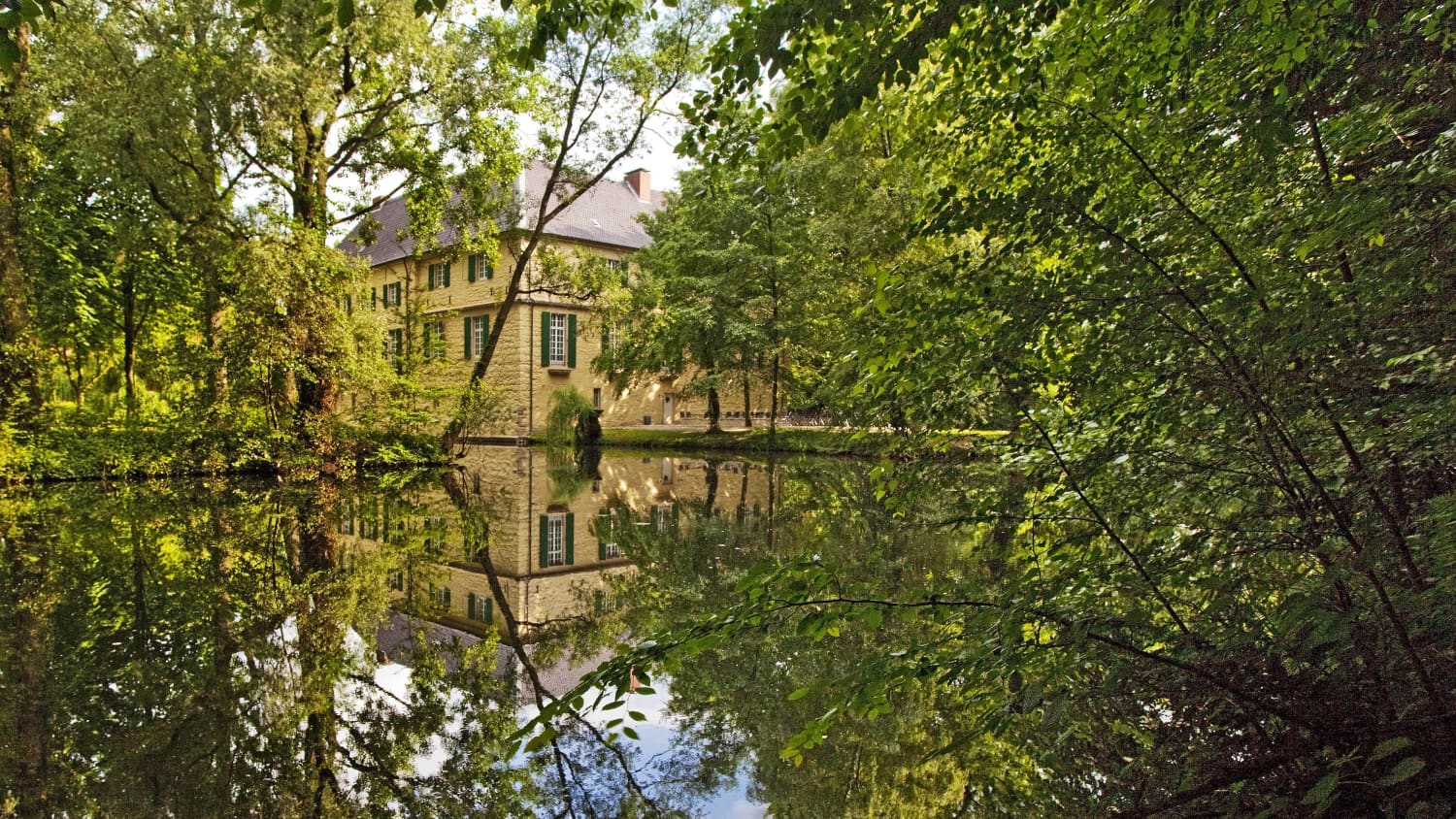 Blick über den Wassergragen zur Wasserburg Lüttinghof