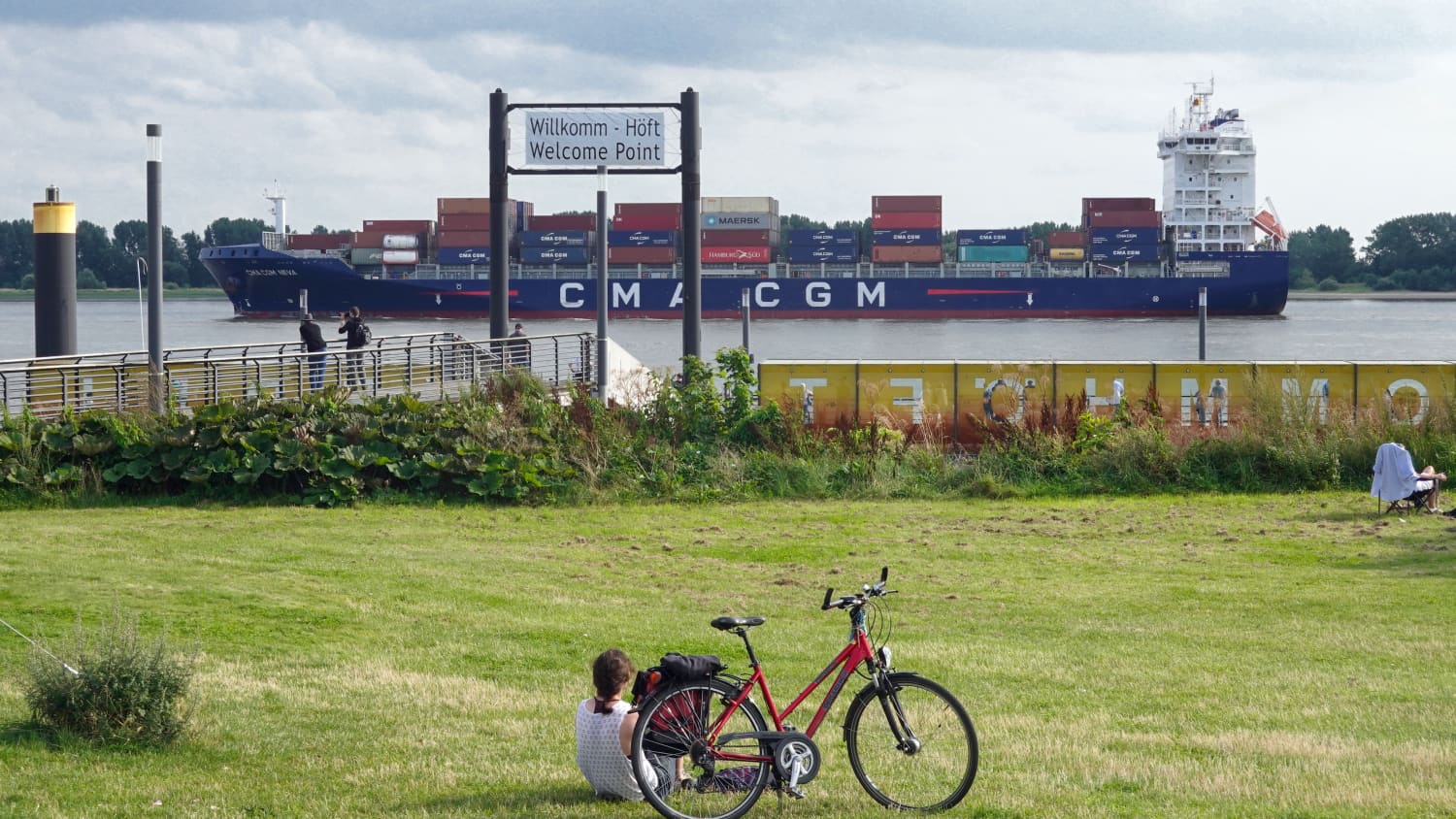 Ein Containerschiff fährt am Anleger der Schiffsbegrüßungsanlage Willkomm Höft in Hamburg vorbei.