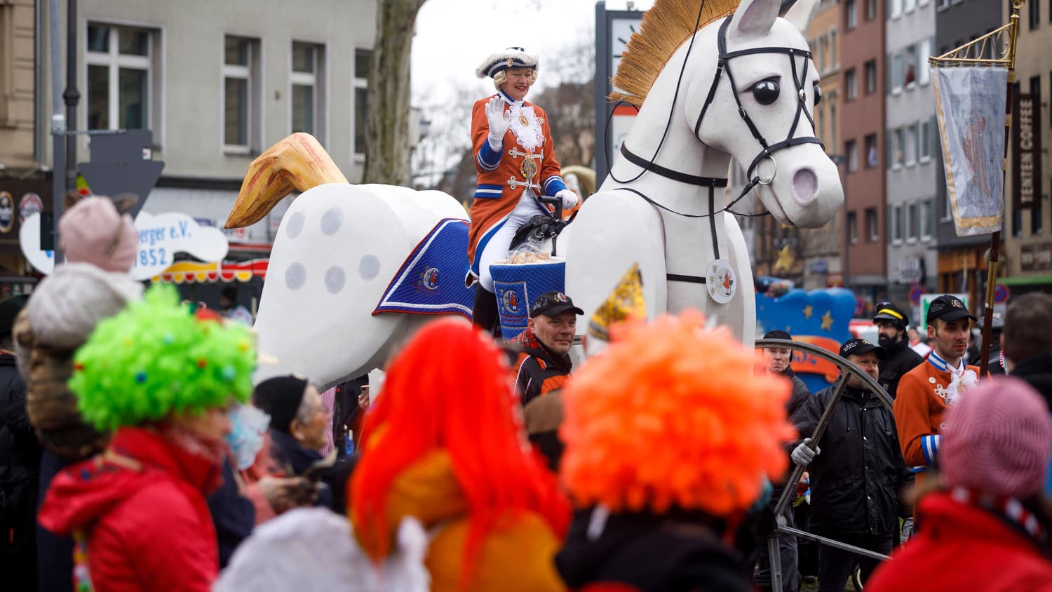 Karnevalsumzug in Köln, ein Mann in Uniform sitzt auf einem überdimensionalen Pappmache Pferd