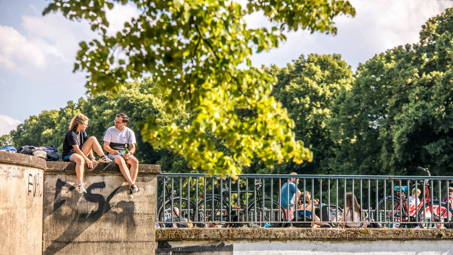 Menschen geniessen den Sommer auf der Sachsenbrücke im Leipziger Clara Zetkin Park
