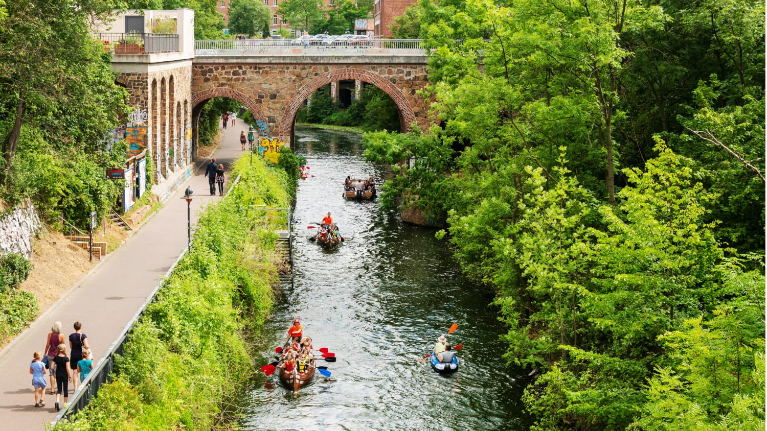 Boote und Fußgänger genießen den Sommer am Karl Heine Kanal in Leipzig