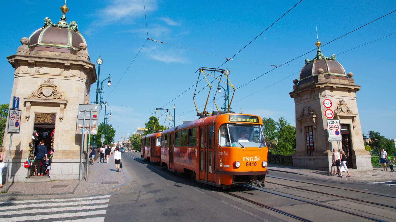 Tram 22 fährt über eine Brücke in Prag