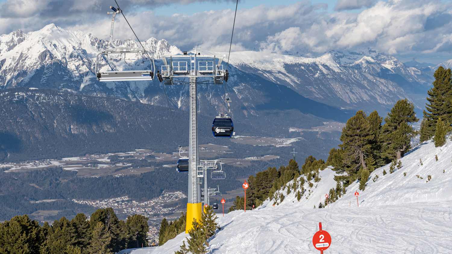 Die Glungezerbahn fährt im Skigebiet in Österreich