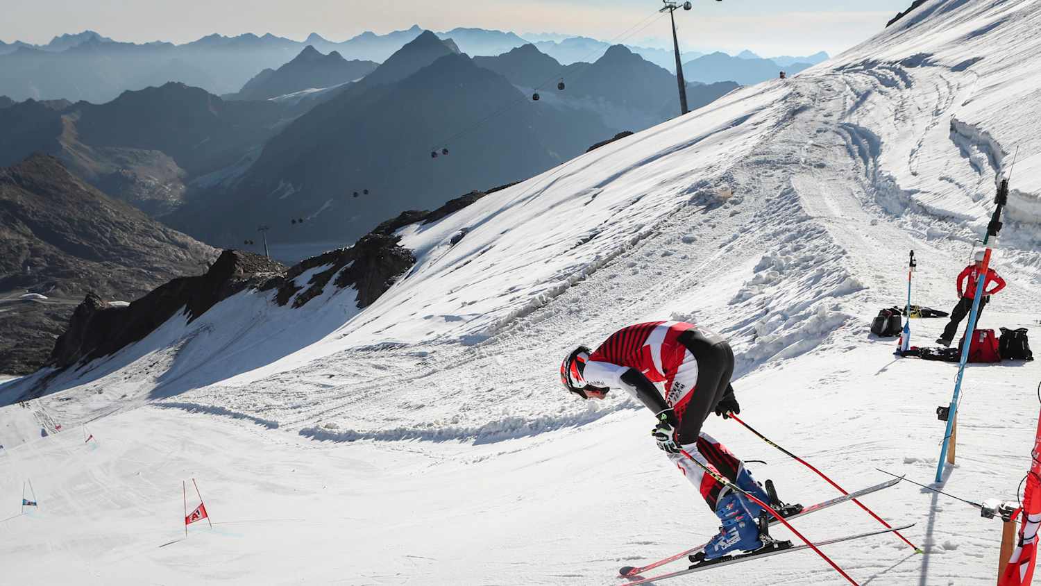 Skirennläufter trainieren am Pitztaler Gletscher