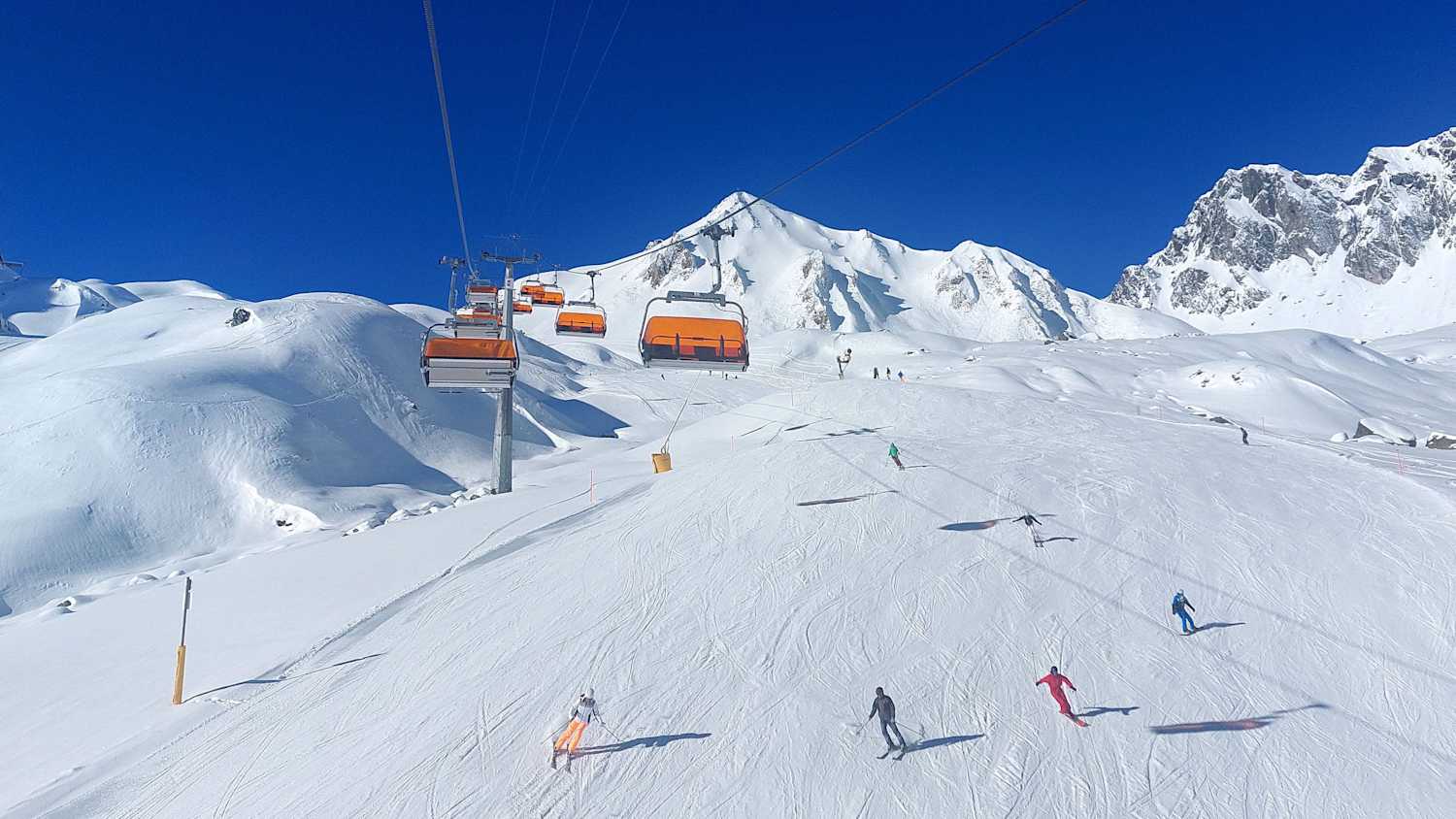 Skifahrer auf der Piste im Skigebiet Silvretta Arena in Österreich
