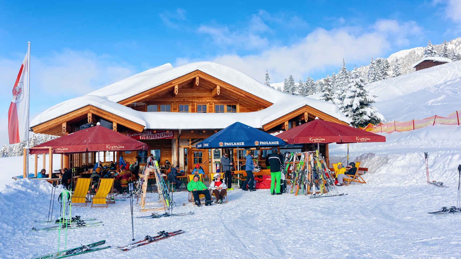 Skifahrer sitzen an einer Hütte im Skigebiet Zillertal arena