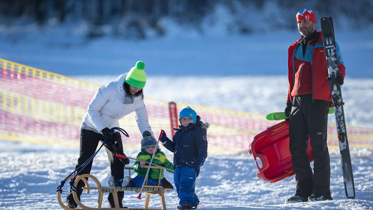 Eine Familie mit Kind und Schlitten im Böhmerwald
