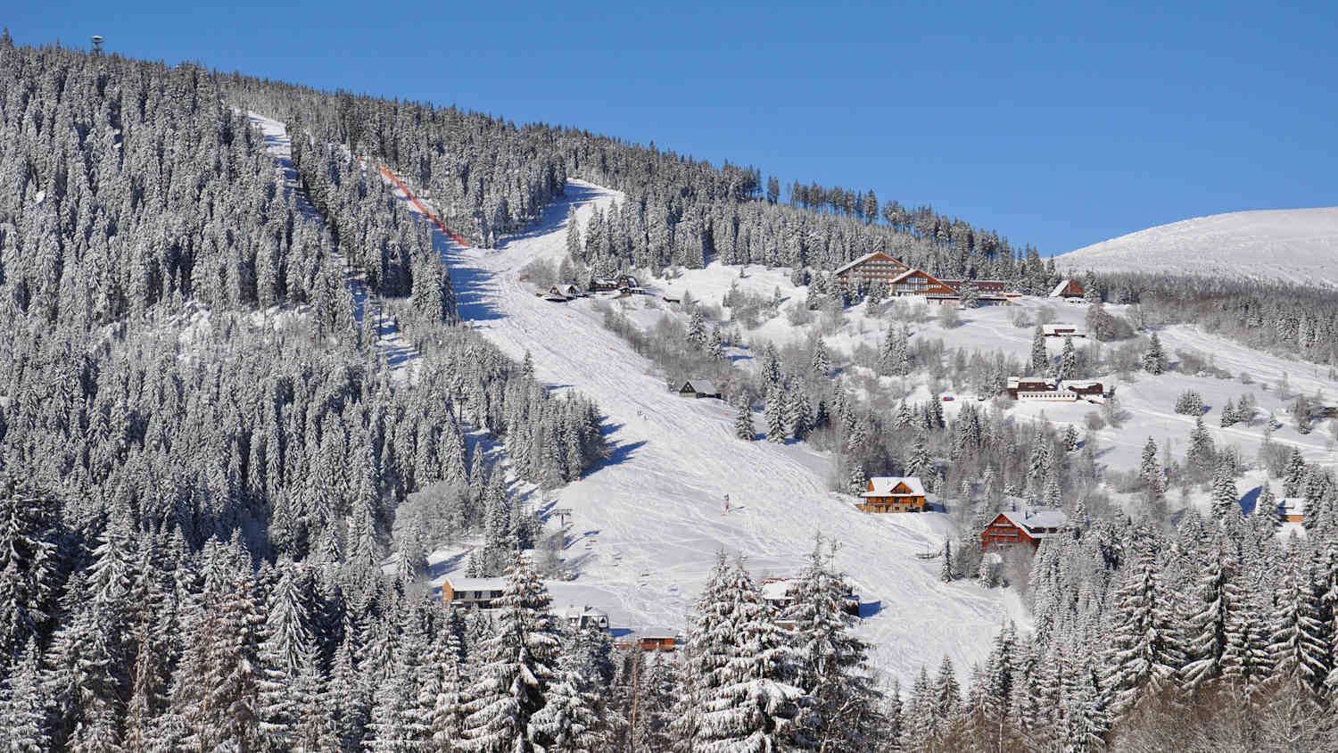 Skipiste im Skigebiet Cerna Hora in Tschechien