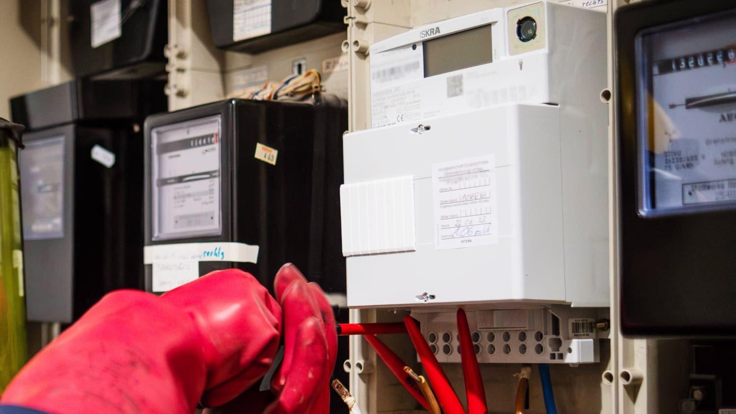 Ein Smart Meter wird in einem Wohnhaus installiert