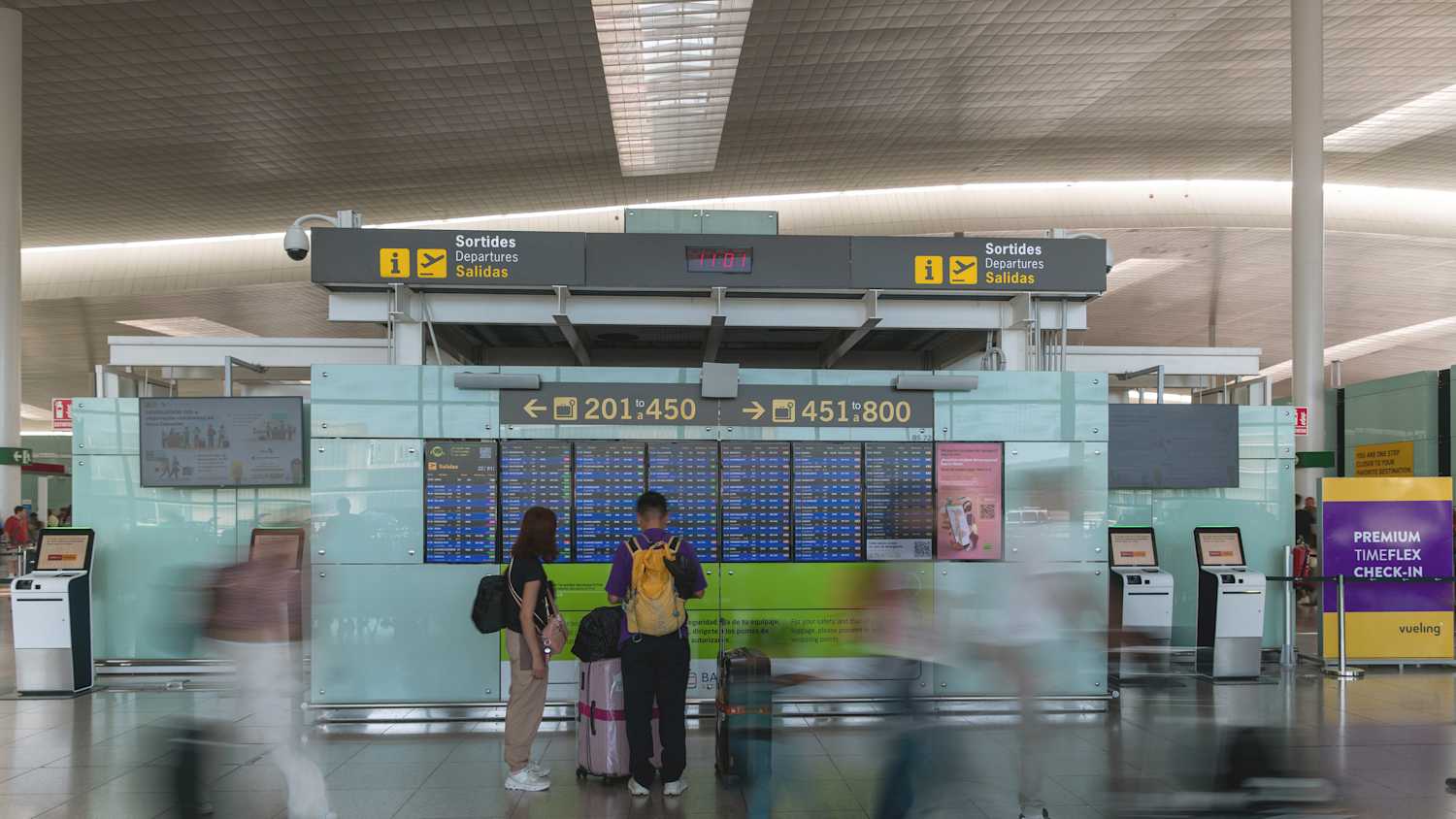 Passagiere warten am Flughafen von Barcelona