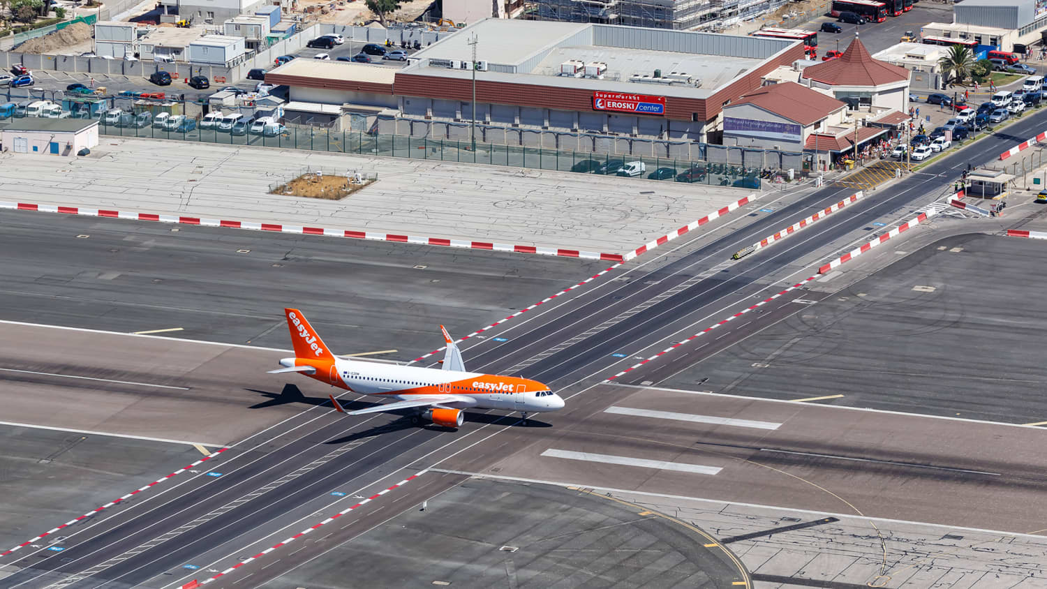 Ein Easyjet Flieger am Flughafen von Gibraltat, wo die Landebahn eine Verrkehrsstrasse kreuzt
