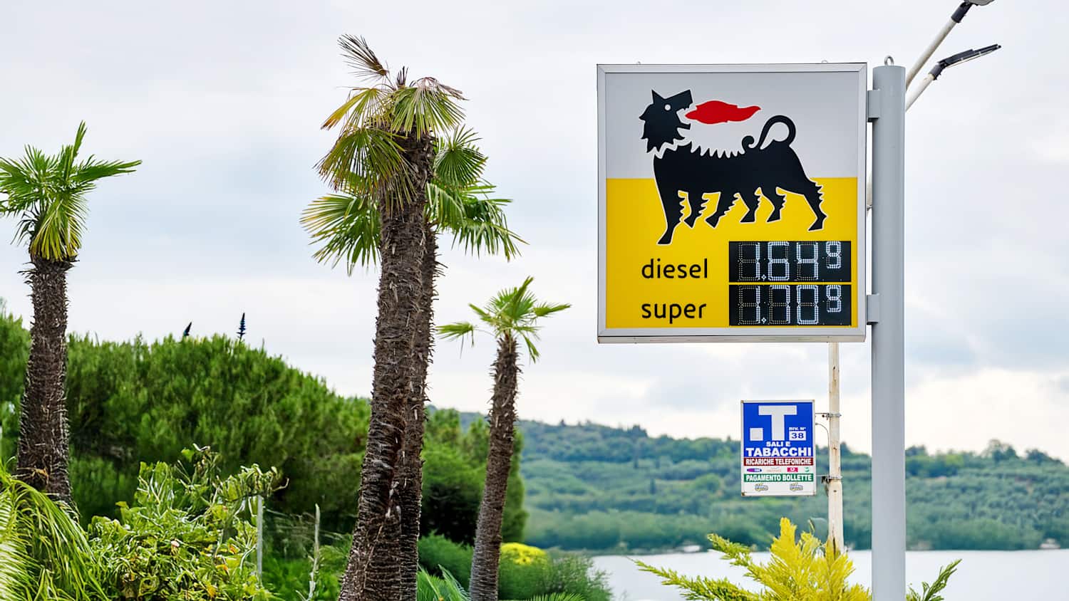 Preistafel für Benzin und Diesel einer Eni Tankstelle in Italien