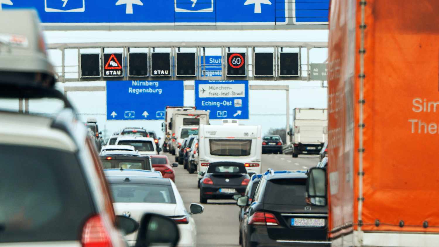 Autos im Stau auf der A9 bei Garching