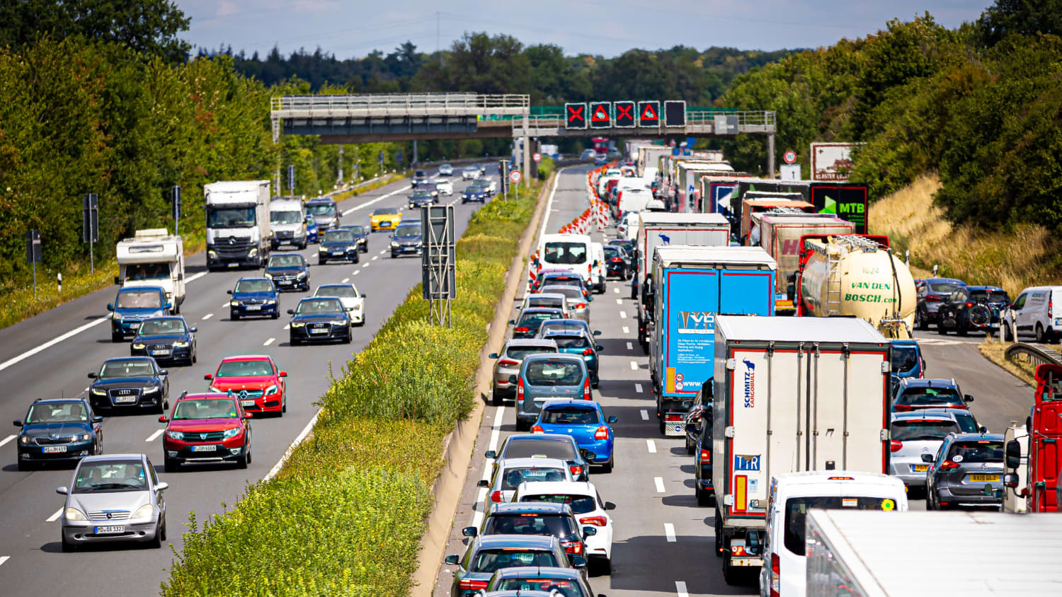 Stau auf der A2 zu Beginn der Sommerferien
