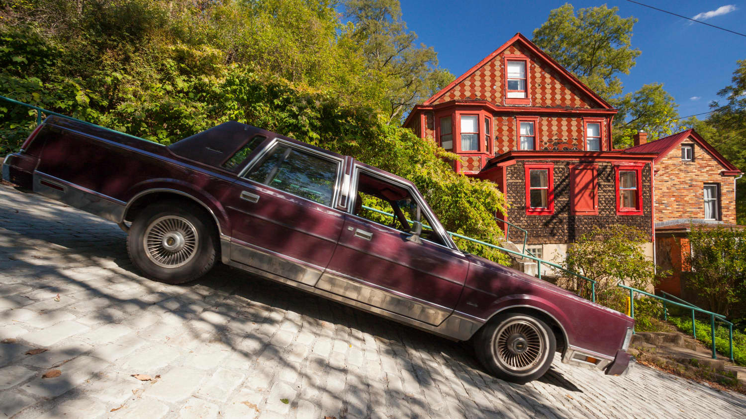 Ein Oldtimer fährt die steile Canton Avenue in Pittsburgh hinab