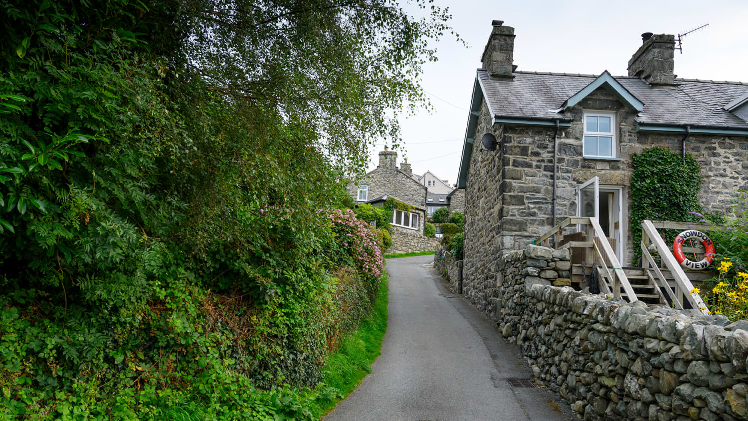 Ein Haus an der steilen Harlech Street in North Wales
