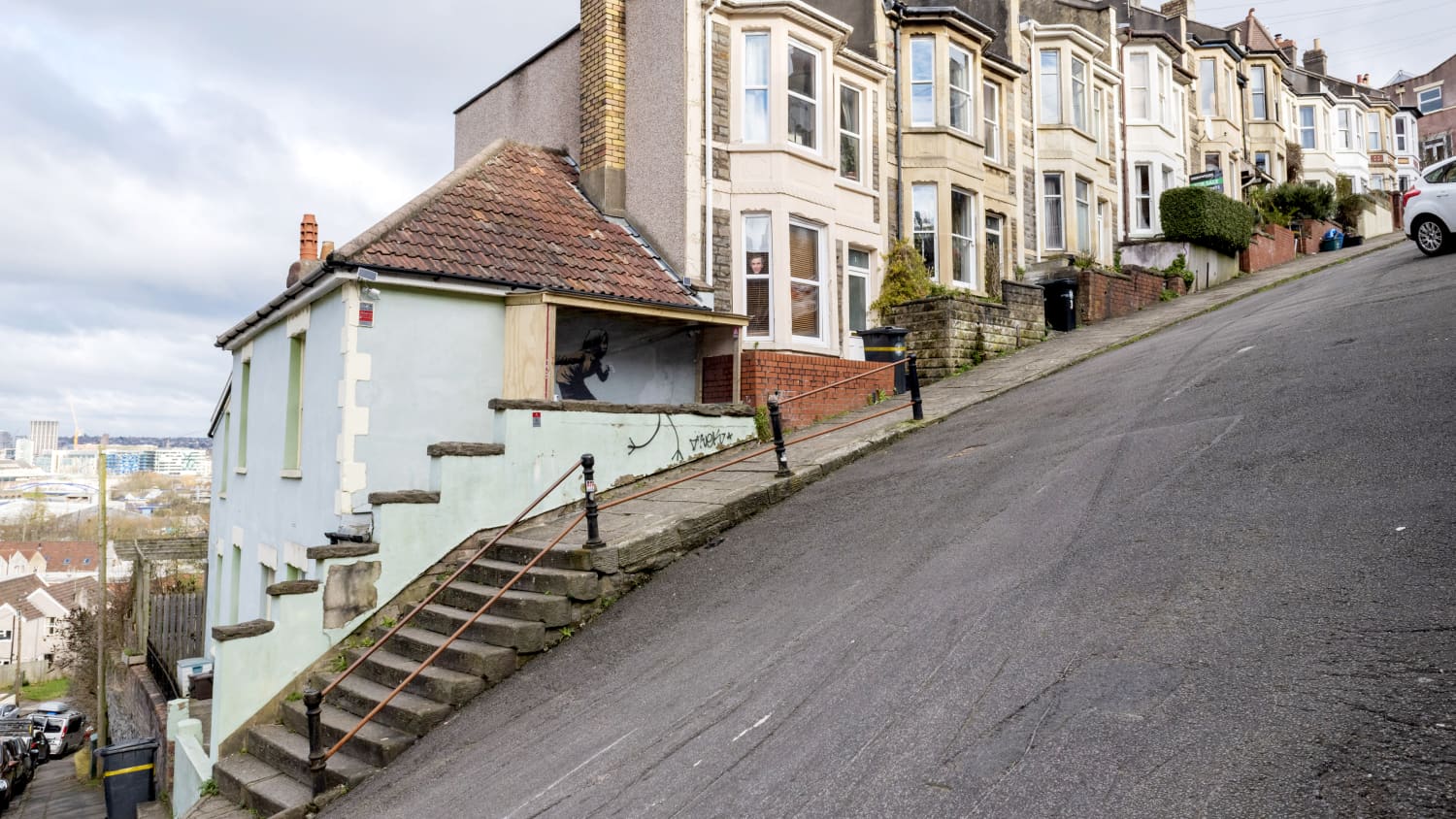 Blick auf die Häuser der sehr steilen Vale Street in Bristol UK