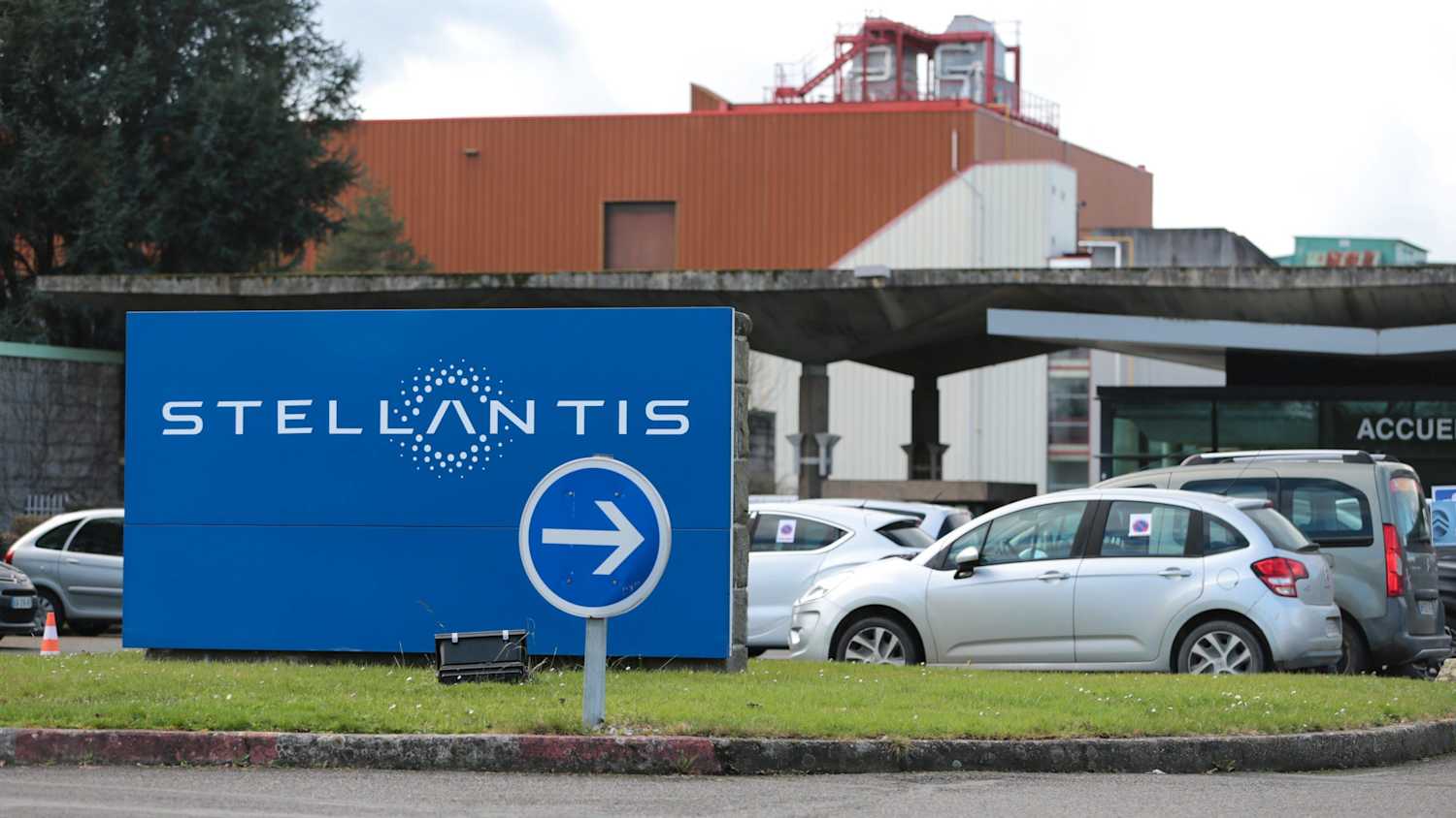 Ein Schild mit dem Stellantis Logo