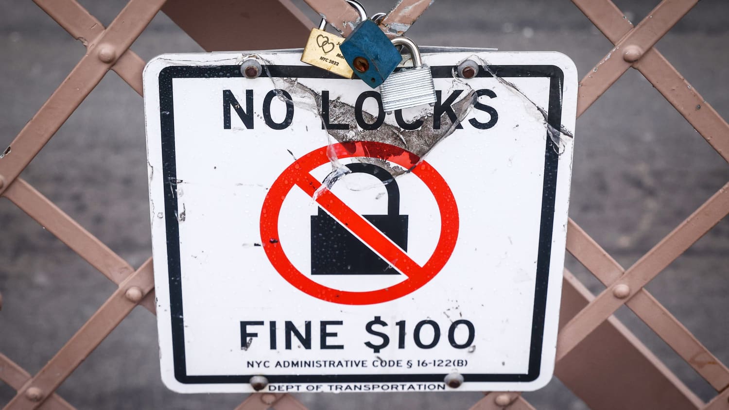 Auf dem Fußgängerweg an der Brooklyn Bridge in New York, USA, ein „No Locks“-Schild zu sehen.