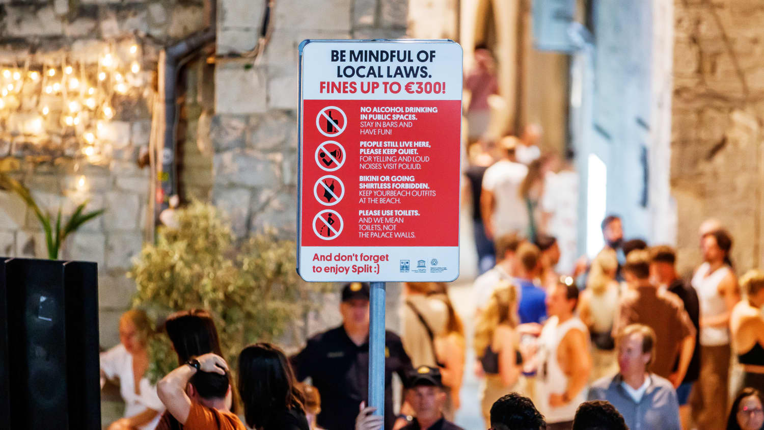 Einen Tag vor dem Ultra Europe Festival in Split, Kroatien sind Tafeln zu sehen, die Touristen über die Verhaltensregeln informieren.