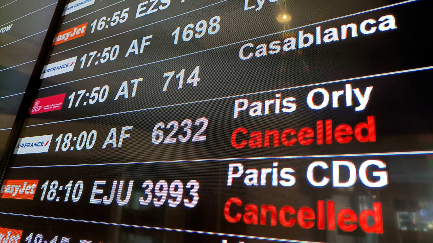 Eine Abflugtafel weist auf annullierte Flüge während eines landesweiten Streiktages hin, der von französischen Gewerkschaften gegen die geplante Reform des Rentensystems der Regierung am Flughafen Nizza Côte d'Azur in Nizza