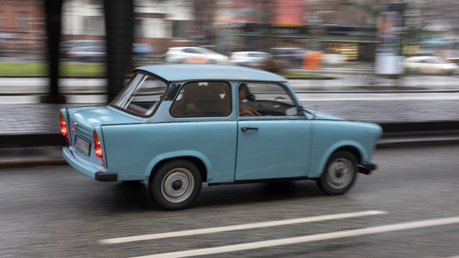 Ein blauer Trabant 601 fährt im Szenebezirk Kreuzberg auf einer Strasse