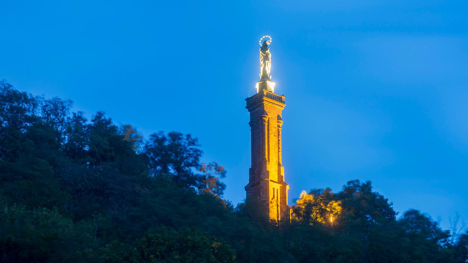 Beleuchtete Mariensäule bei Nacht in Trier