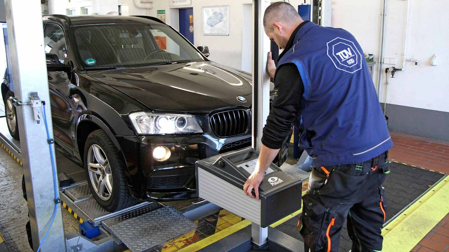 Ein Mechaniker überprüft ein Auto während der Hauptuntersuchung
