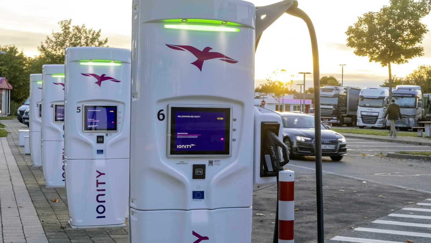 Ladesäulen für Elektroautos an einer Autobahn