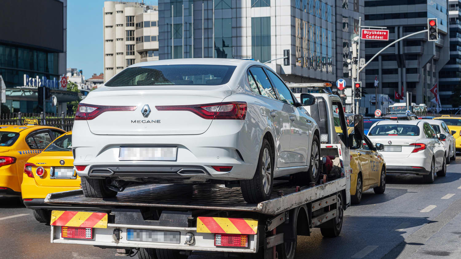 Ein Auto, dass in der Türkei abgeschleppt wird