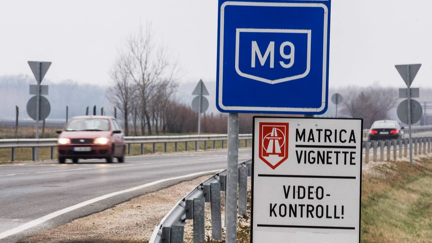 Ein Schild am Straßenrand macht bei Szekszard (Ungarn) auf die Mautpflicht aufmerksam.