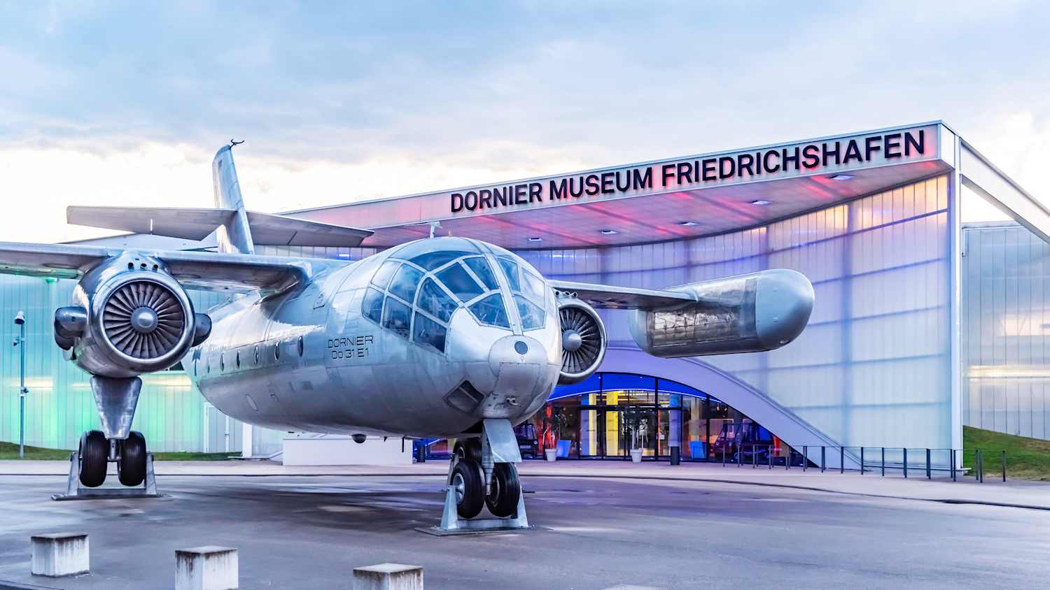 Dornier Museum Friedrichshafen im Abendlicht, Baden-Württemberg, Deutschland, Europa