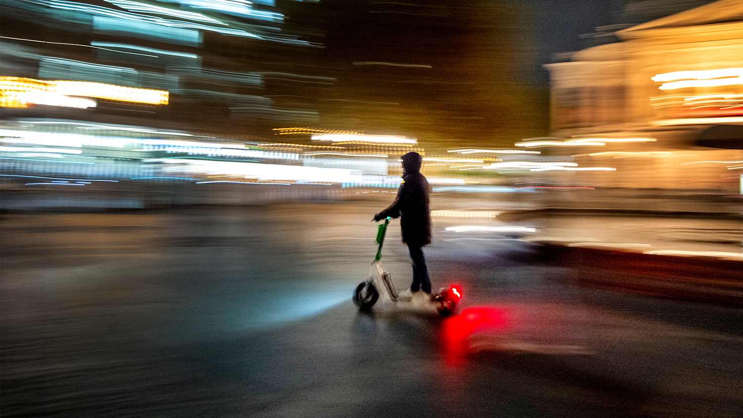Ein Mann fährt mit einem E-Scooter an der Alten Oper in Frankfurt vorbei
