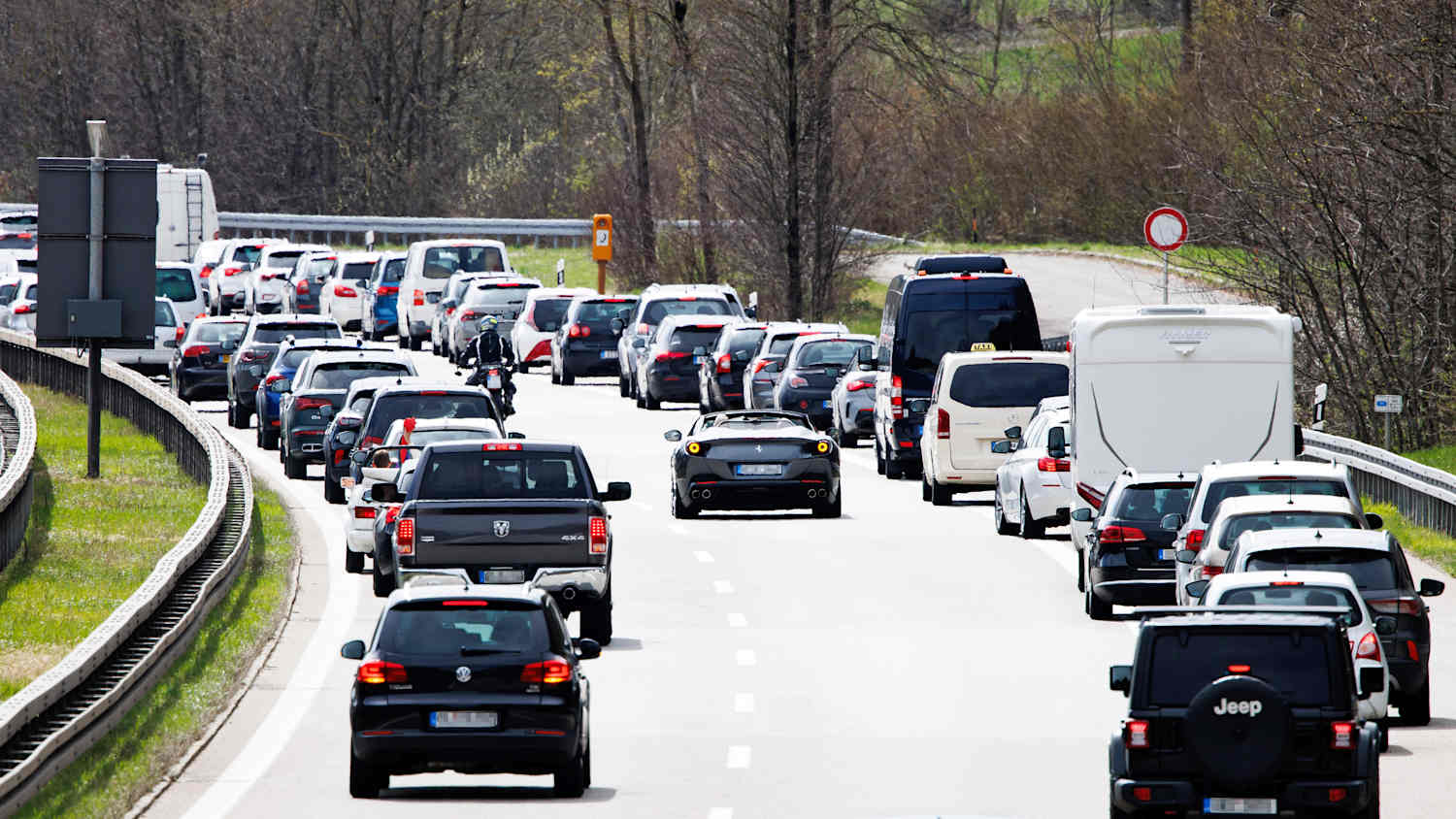 Ein Auto fährt auf einer Autobahn durch die Rettungsgasse