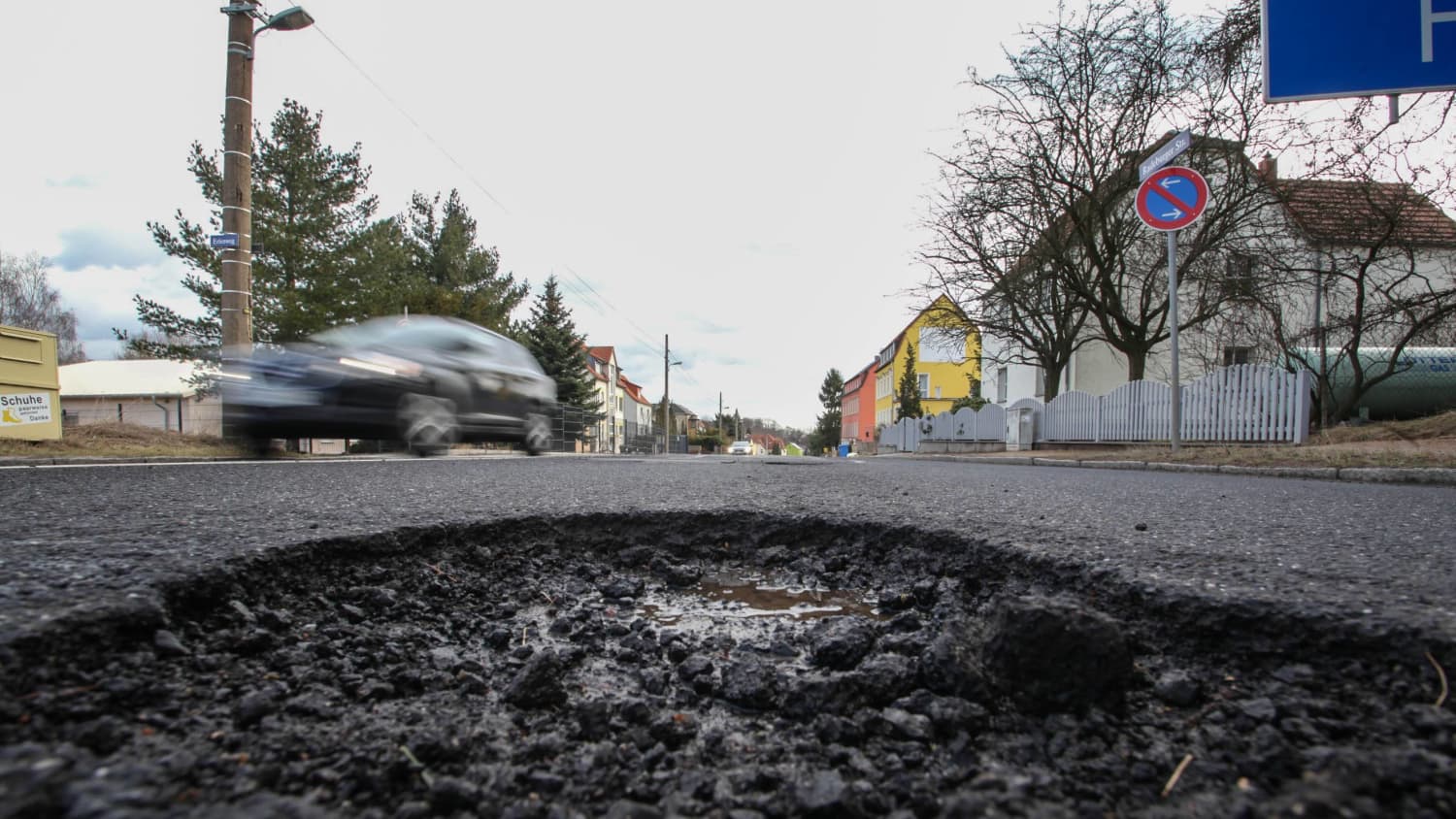 Schlagloch in einer Straße
