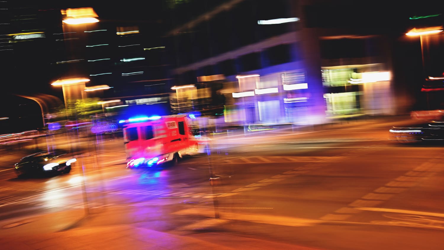 Ein Rettungswagen mit Blaulicht fährt über eine Kreuzung