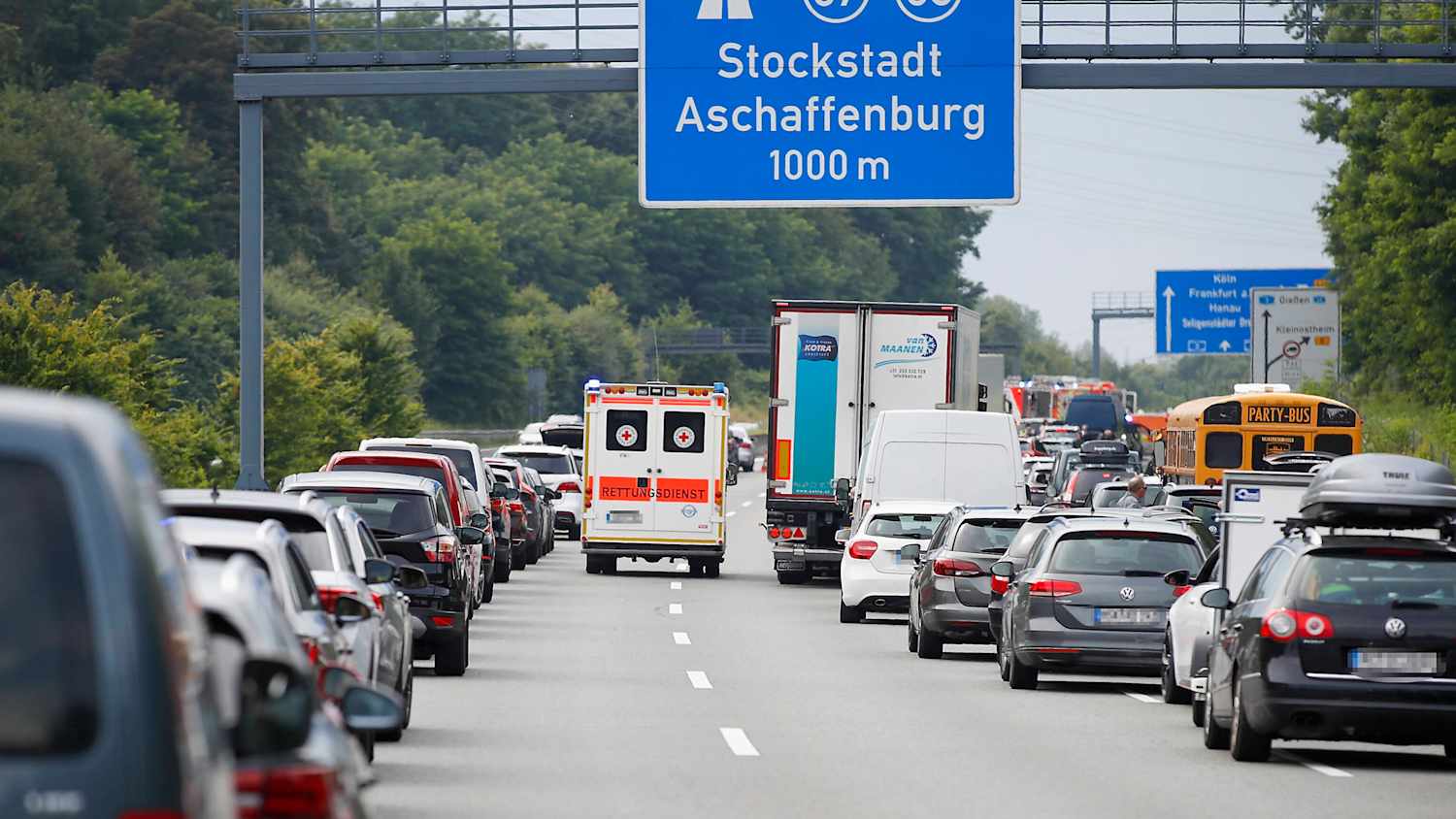 Ein Krankenwagen fährt durch eine Rettungsgasse auf der Autobahn