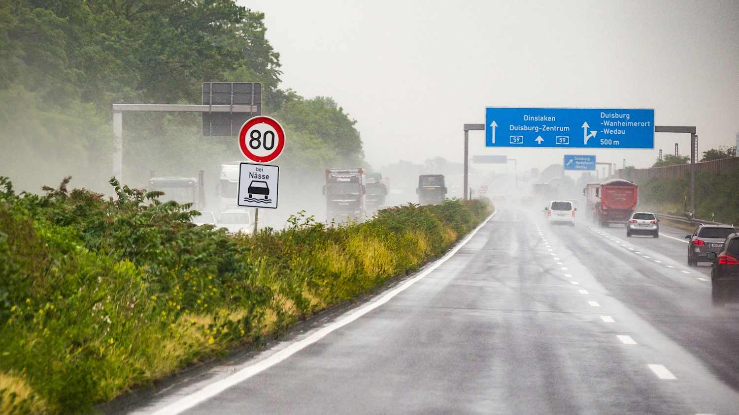 Eine Autobahn in Deutschland bei Regen