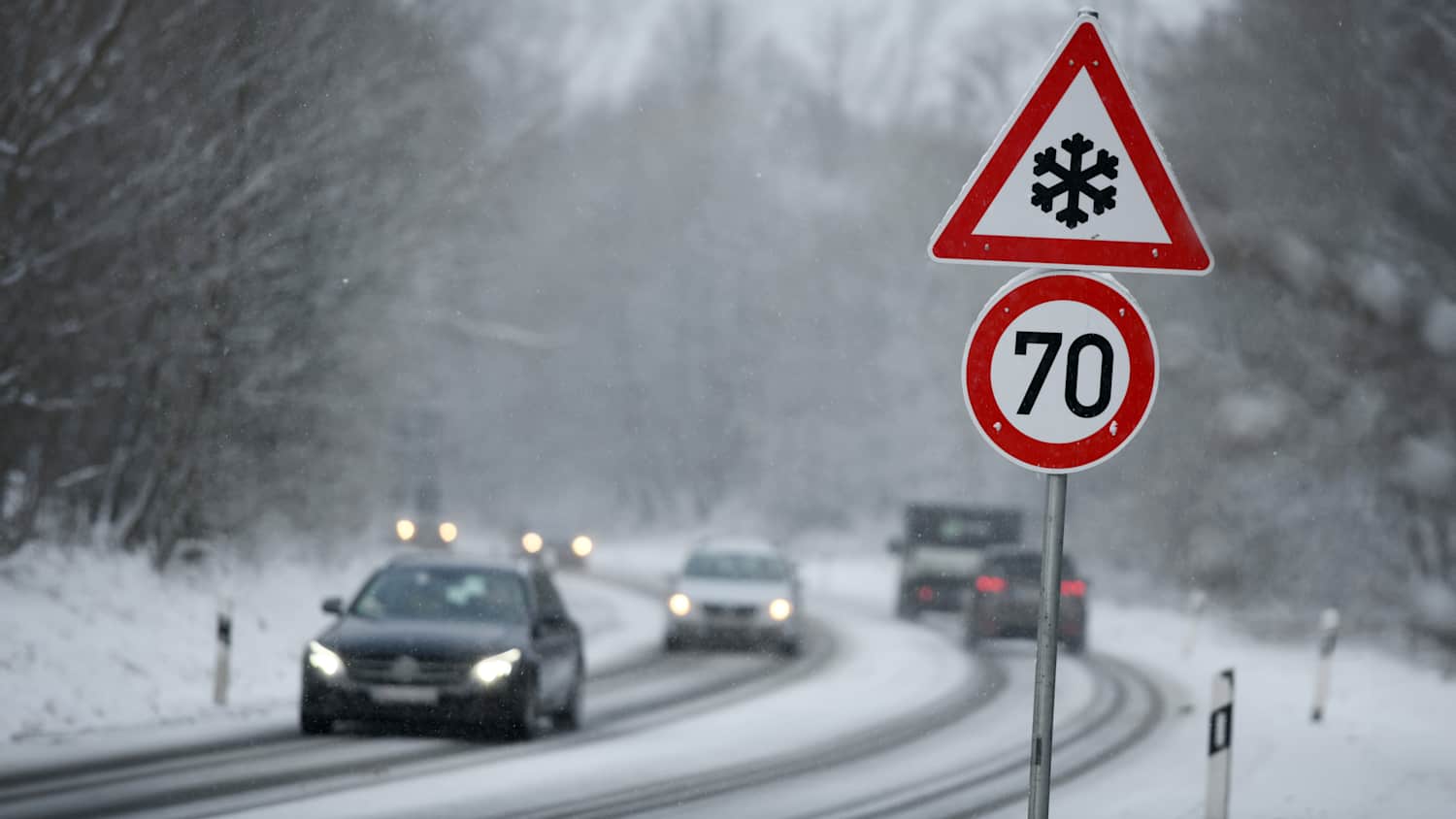 Autos fahren auf verschneiter Fahrbahn