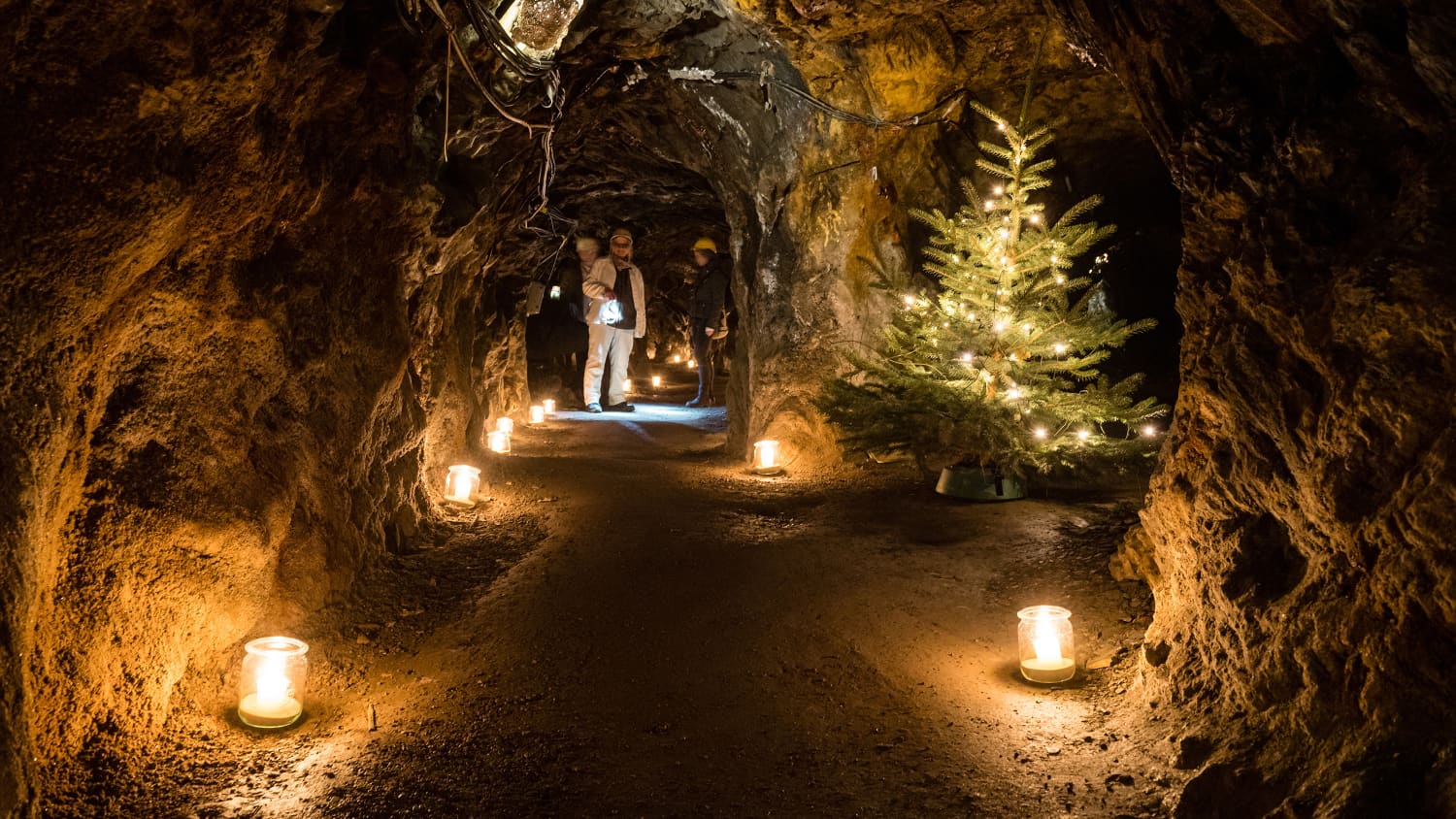 Besucher und Bergleute stehen im Rahmen der Veranstaltung "Christmas Rammelsberg" im UNESCO-Welterbe Rammelsberg in Goslar