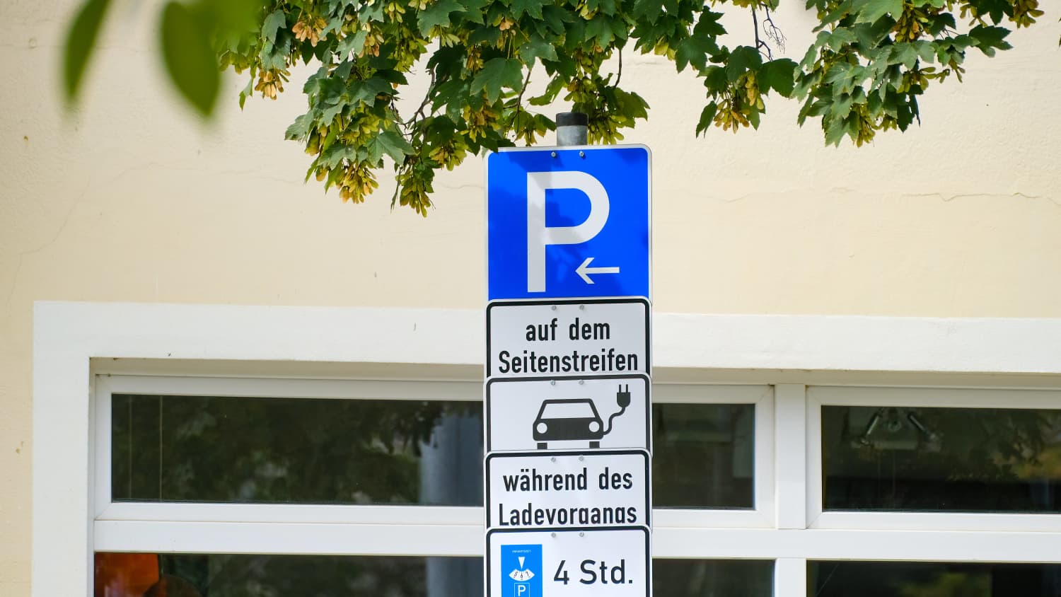 Parken nur für e-Autos während des Ladevorgangs erlaubt