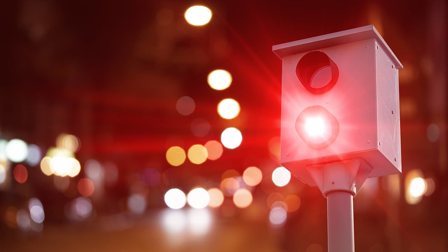Ein fest installierter Rotlichtblitzer