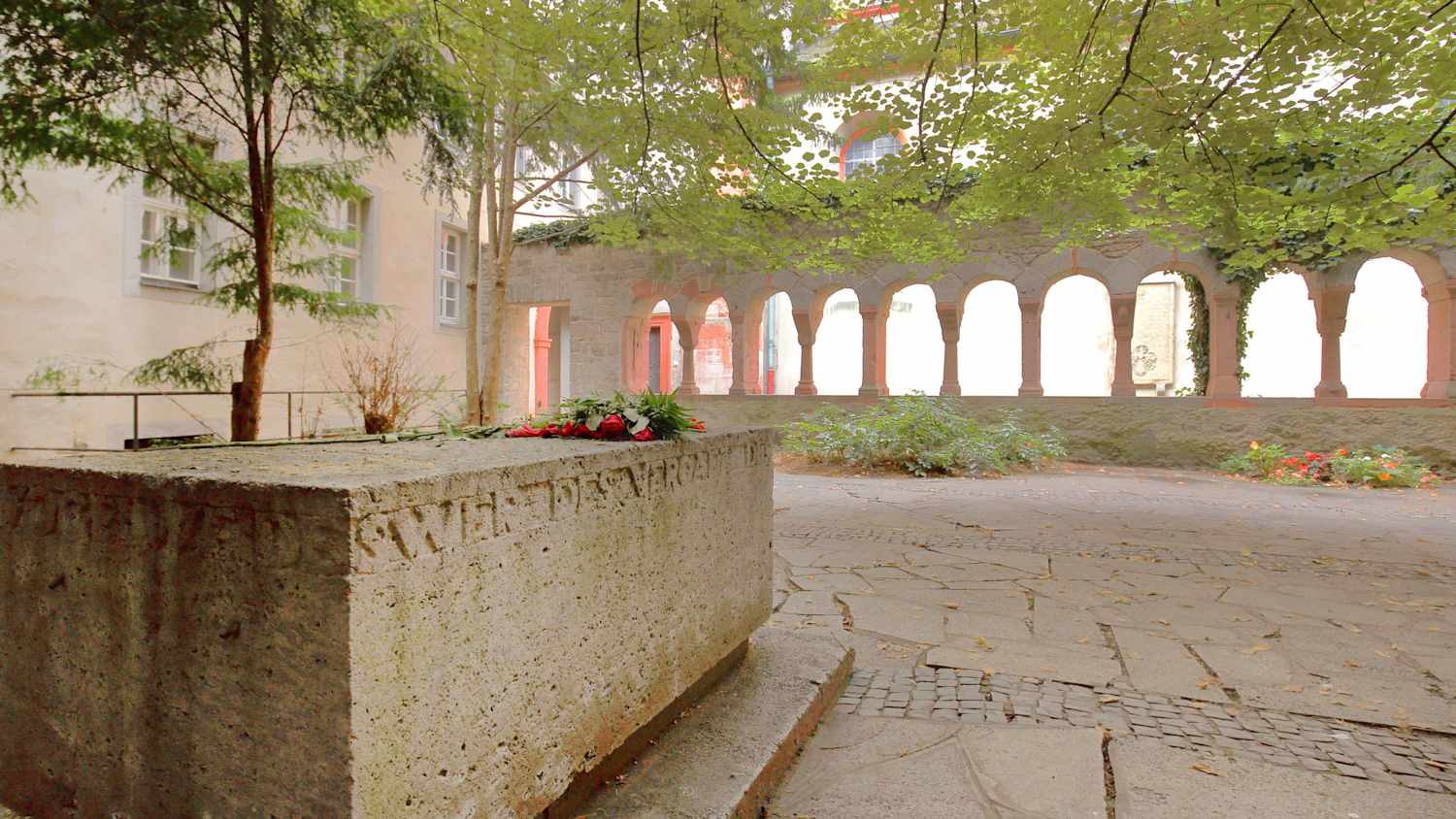 Grab von Walther von der Vogelweide im Lusamgärtchen in Würzburg
