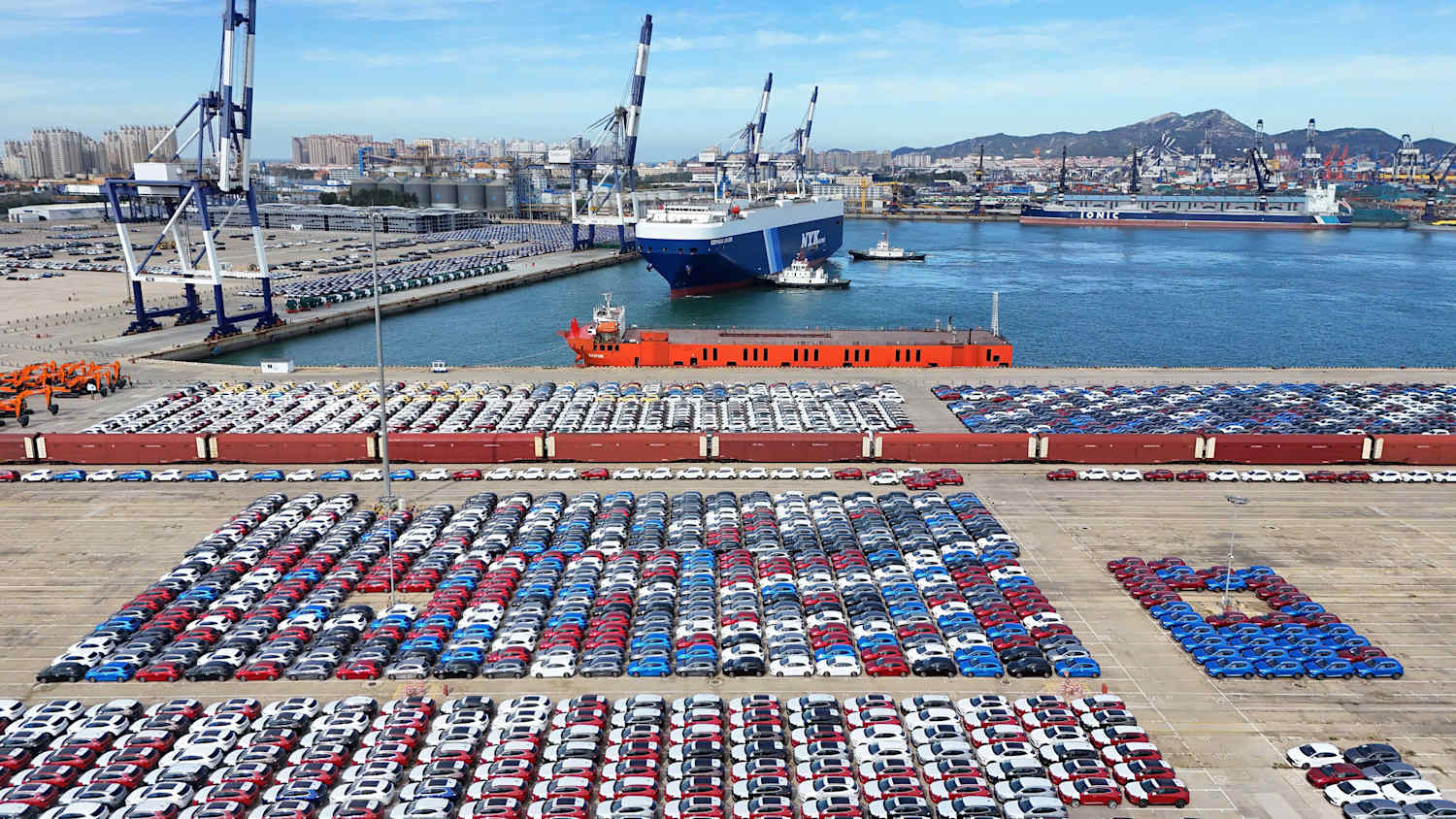 Autos für den Export am Hafen von Yantai in der Shandong Provinz in China