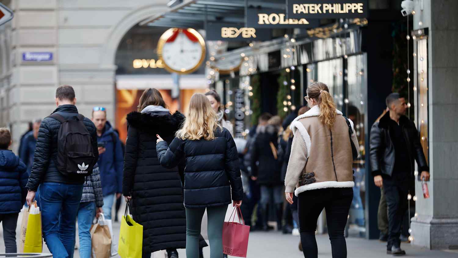 Menschen auf der Bahnhofstraße in Zürich
