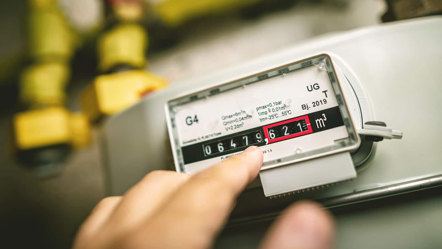 Ein Finger zeigt auf die Anzeige eines Gaszählers