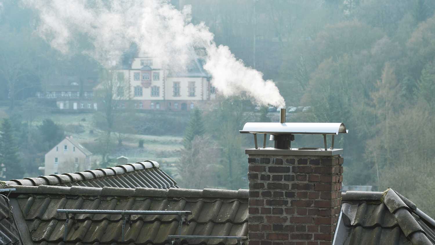 Rauch steigt aus einem Kamin