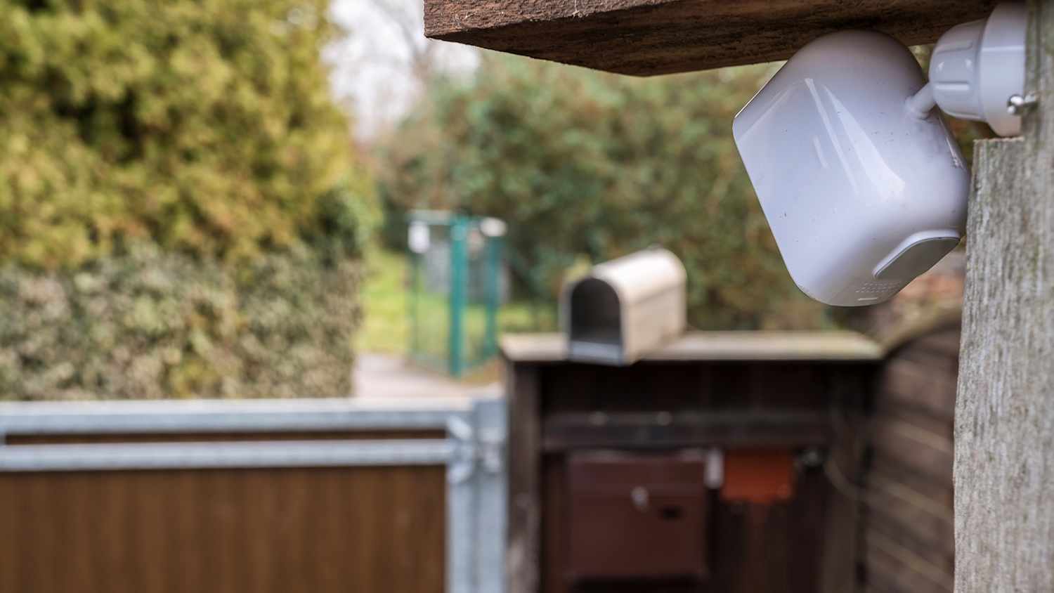 An einem Haus ist eine Videoüberwachung installiert